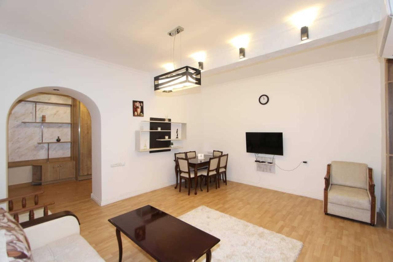 Sunny Apartment In The Center Jereván Kültér fotó